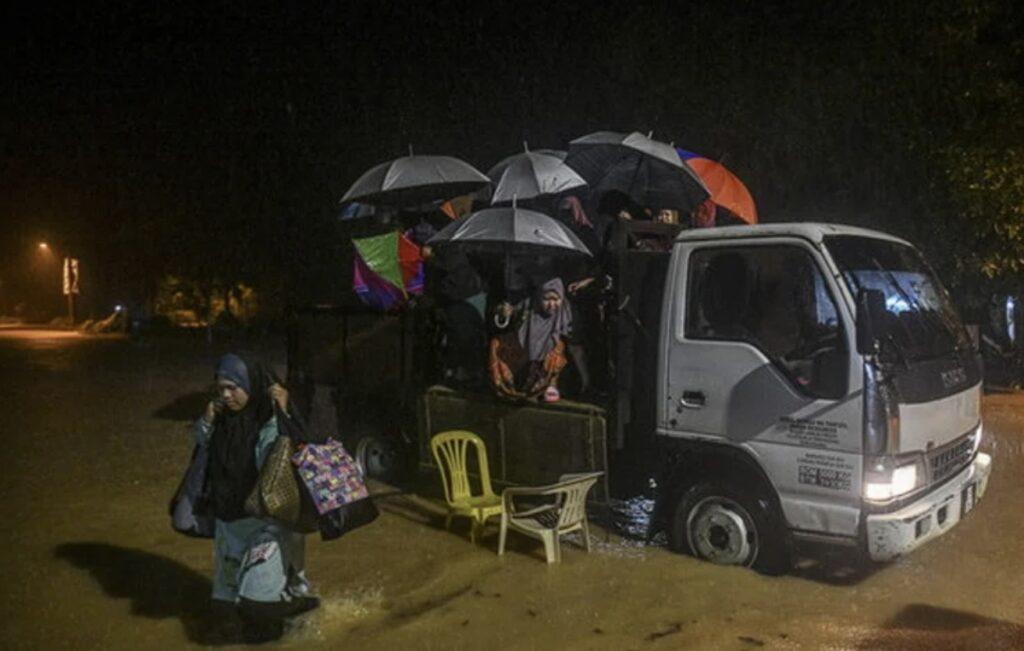 Banjir Di Terengganu Makin Buruk Orang Dipindah My Kmu Net Online