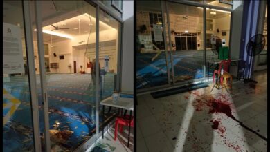 Cermin pintu kaca masjid dan kesan tompokan darah selepas ditumbuk seorang lelaki yang berang selepas tidak dapat memasuki masjid dalam kejadian di Taman Scientex, Pasir Gudang, Johor, Ahad lalu.