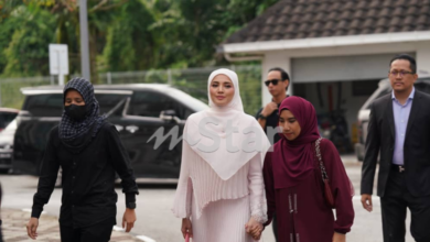 Fazura tenang tiba di mahkamah, ditemani 6 pengawal peribadi