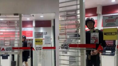 [VIDEO] Terperangkap dalam bank lepas keluar duit