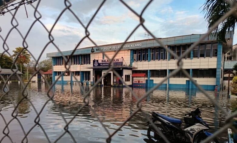 [VIDEO] Air Pasang Ekstrem: Balai polis pun digenangi air