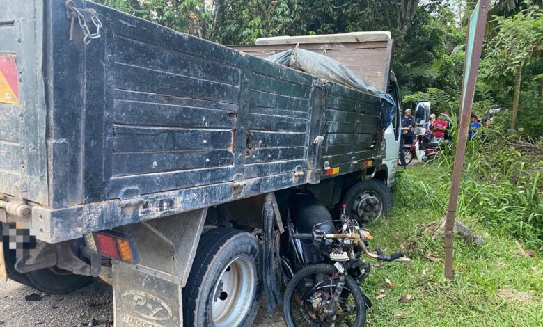 Anggota tentera, rakan maut motosikal terperosok bawah lori