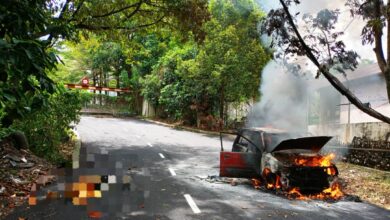 Warga emas rentung Perodua Kancil terbakar