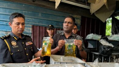 Warga Myanmar ditahan isi minyak masak peket dalam tong IBC