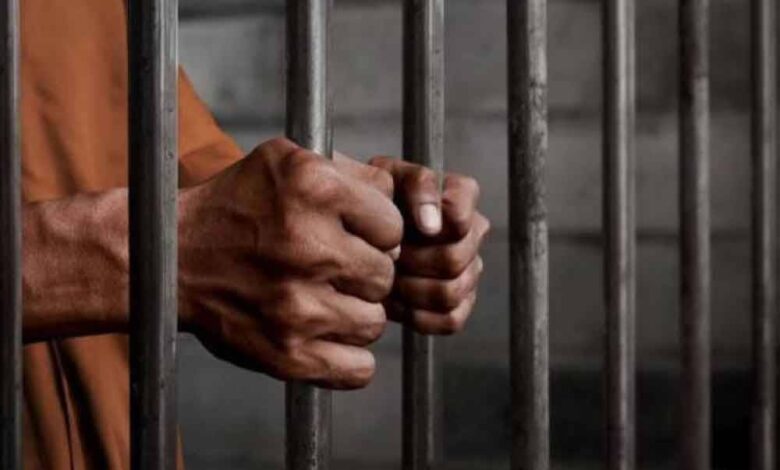 Polis ‘pau’ pasangan berkhalwat RM300, dipenjara 2 tahun