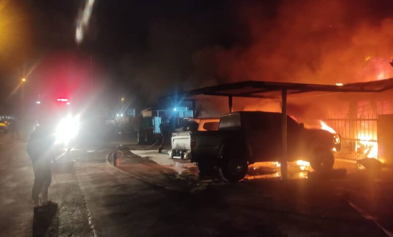 Rumah hangus dilontar bom petrol