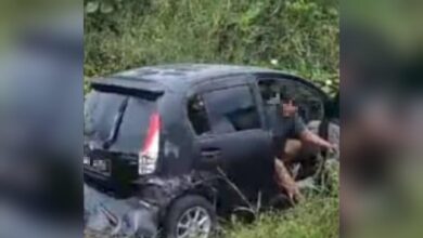 Acu pisau dekat polis selepas kemalangan