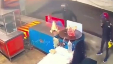 Dua lelaki letak kepala babi atas dapur roti canai ditahan