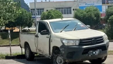 Pekebun maut, trak pikap terbabas rempuh penghadang jalan