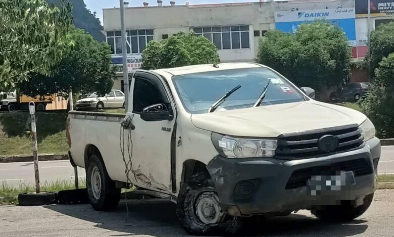 Pekebun maut, trak pikap terbabas rempuh penghadang jalan