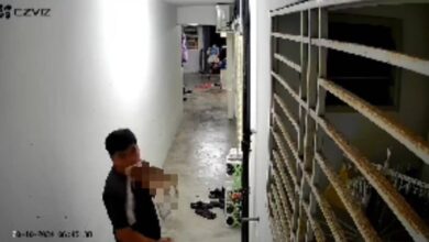 [VIDEO] Polis kesan lelaki cium coli di luar rumah wanita