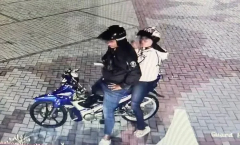 Menyamar sebagai pembeli sebelum larikan telefon bimbit