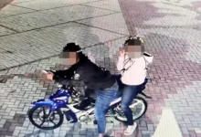 Menyamar sebagai pembeli, pasangan bermotosikal larikan telefon bimbit