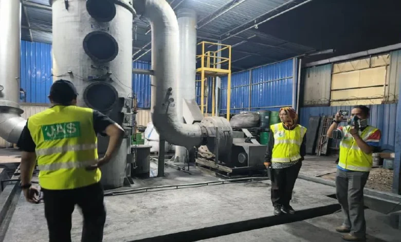 Dua premis mengeluarkan pencemaran bau berulang diberi notis