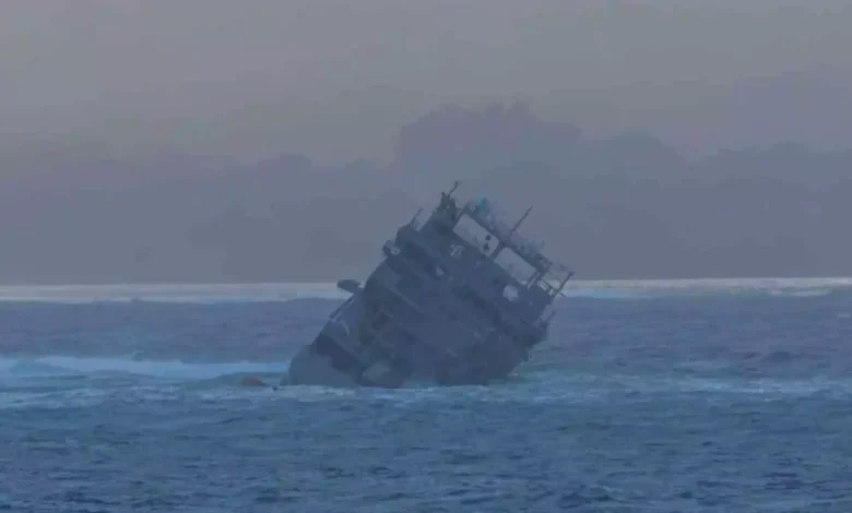 Kapal tentera laut New Zealand karam