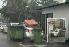 Penduduk protes buang sampah atas kereta