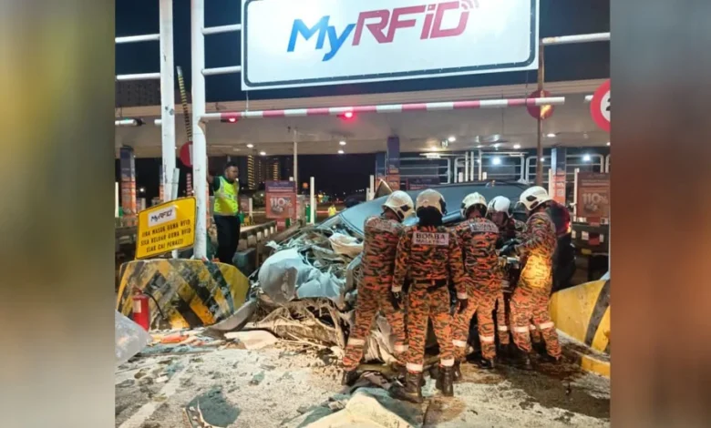 Kereta langgar pembahagi tol, 2 warga emas maut