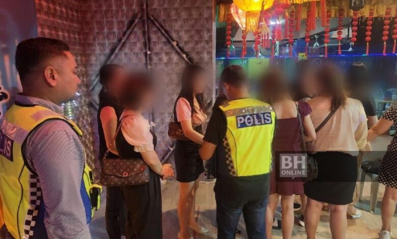 Polis serbu medan selera maksiat, 27 GRO ditahan