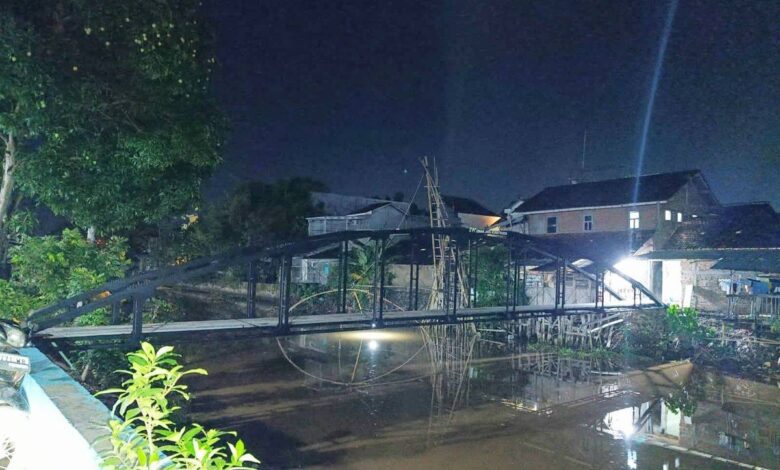 Jiran tak benar guna laluan, keluarga bina jambatan