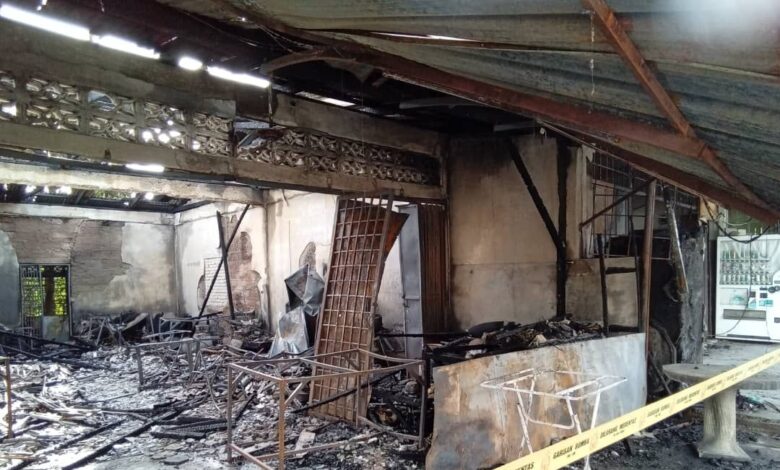 Tong gas bocor punca kedai makan, salun hangus terbakar