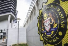 Pegawai SPRM didakwa salah guna wang sitaan RM613,000