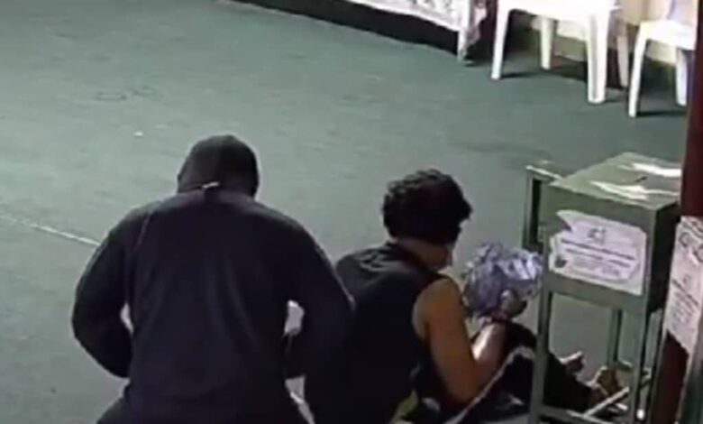 [VIDEO] Polis kesan 2 pencuri tabung madrasah