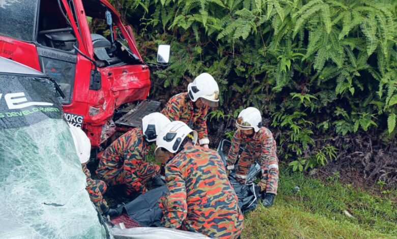 Dua wanita maut kereta bertembung lori