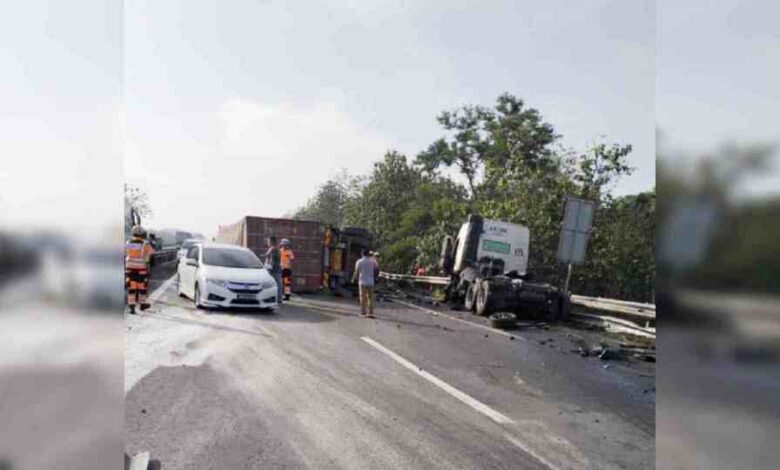Kemalangan membabitkan tiga kenderaan termasuk treler di Kilometer 69.5, Lebuh Raya Utara Selatan arah utara berhampiran Machap, Johor kira-kira 7.40 pagi tadi. - Foto ihsan bomba