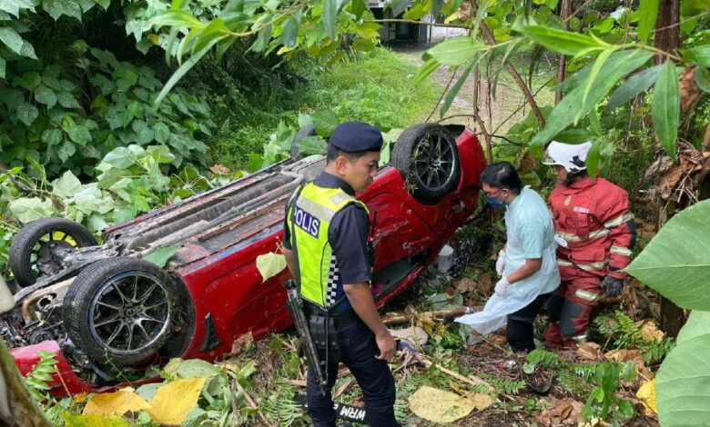 1 maut, 3 cedera kereta terbabas ke jurang