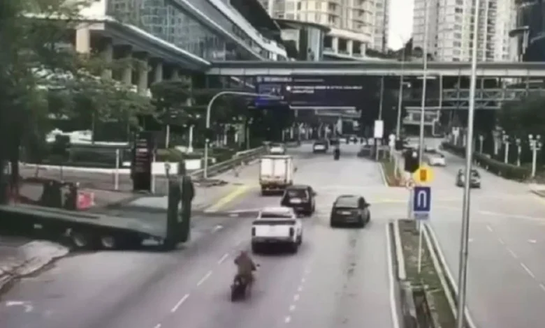 Penunggang motosikal maut, pemandu lori mengundur ditahan