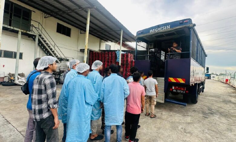 Gudang haram gaji PATI diserbu, 22 pekerja ditahan