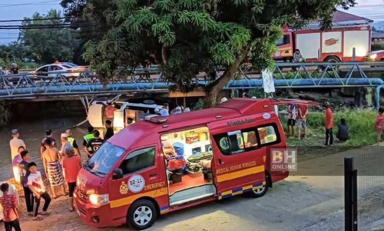 Lelaki maut tertusuk besi jalan, pikap bawa ikan dinaiki terjunam ke sungai