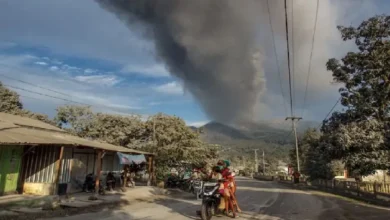 Gunung berapi Indonesia meletus lagi selepas membunuh sembilan orang hari sebelumnya