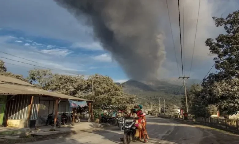 Gunung berapi Indonesia meletus lagi selepas membunuh sembilan orang hari sebelumnya