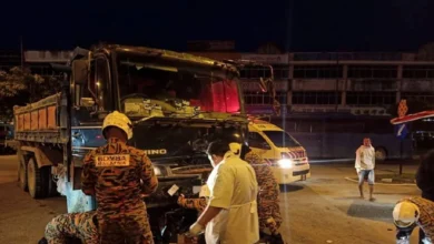 Suami isteri maut motosikal bertembung lori