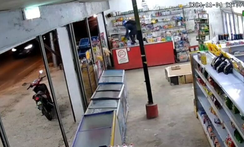 Pembantu kedai panjat meja, lari daripada penyamun