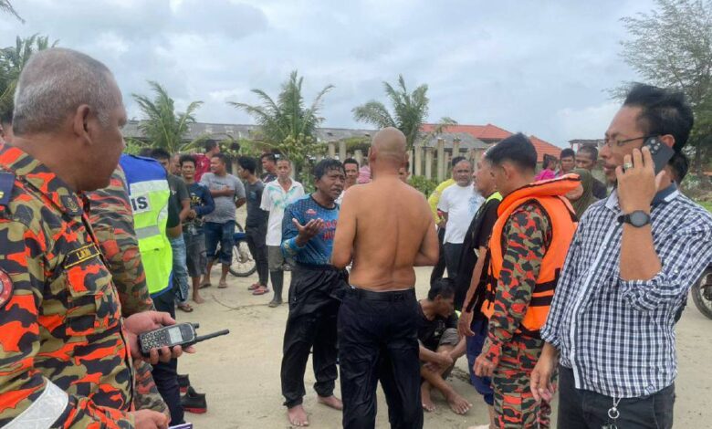 Tiga terselamat, bot terbalik dipukul ombak