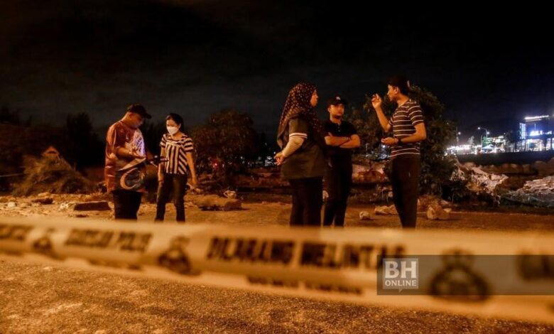 Bunyi dentuman kuat disusuli air deras melimpah