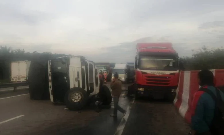 2 lori kemalangan di lebuh raya, trafik sesak lebih 5km