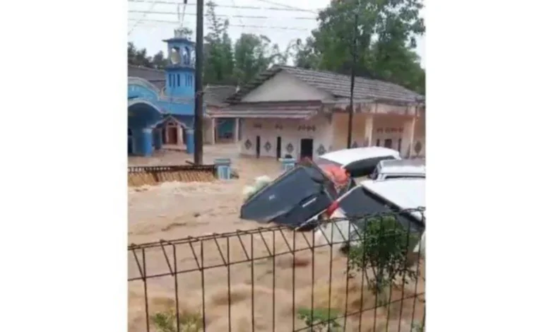 Cuaca ekstrem di Jawa Barat cetus banjir, tanah runtuh, 2 maut