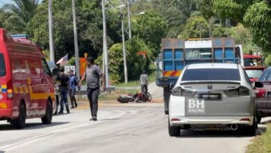 Budak 4 tahun maut, motosikal dinaiki empat beranak rempuh lori