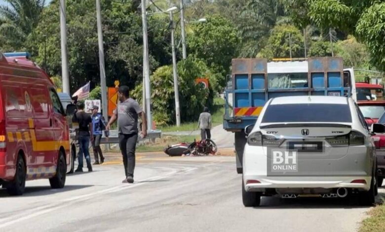Budak 4 tahun maut, motosikal dinaiki empat beranak rempuh lori