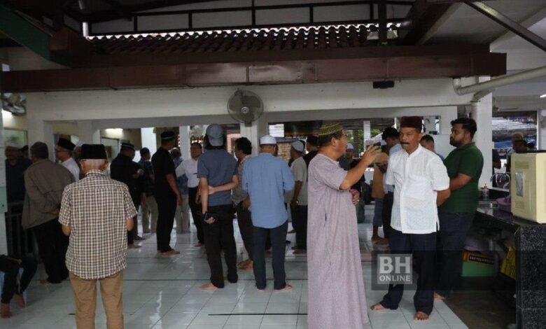 Hujan lebat tidak halang ramai tunggu jenazah lima sekeluarga