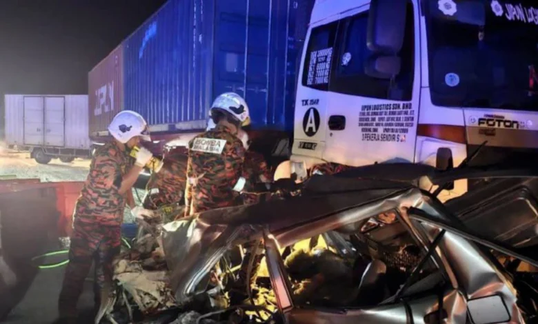 2 maut Perodua Kancil bertembung treler