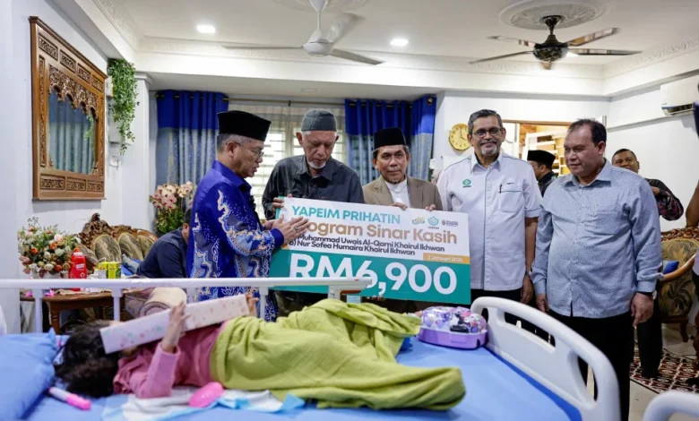 Dua beradik yatim piatu mangsa nahas lima kenderaan terima sumbangan YaPEIM