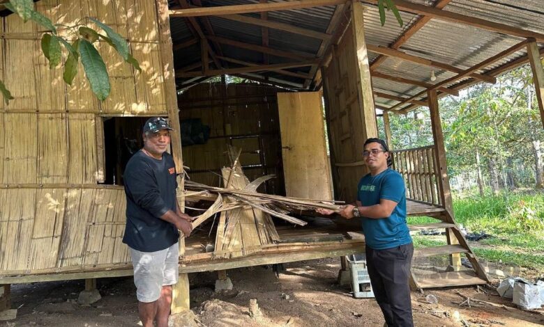 Penduduk Orang Asli menunjukkan kesan kemusnahan akibat gajah liar. FOTO Paya Linda Yahya