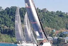 KAPAL layar The Next Factor (tengah) diikuti rapat oleh dua pesaing, Blitz (kiri) dan ATM Sailing Team pada Regatta Antarabangsa Diraja Langkawi (RLIR) 2025 di perairan Langkawi. FOTO HAMZAH OSMAN