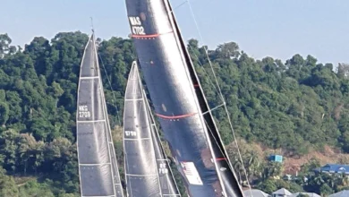 KAPAL layar The Next Factor (tengah) diikuti rapat oleh dua pesaing, Blitz (kiri) dan ATM Sailing Team pada Regatta Antarabangsa Diraja Langkawi (RLIR) 2025 di perairan Langkawi. FOTO HAMZAH OSMAN