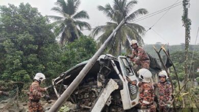 Warga emas maut tersepit lori pasir dipandunya terbabas