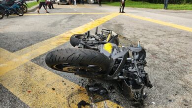 Pelajar Tingkatan 4 maut motosikal rempuh kereta